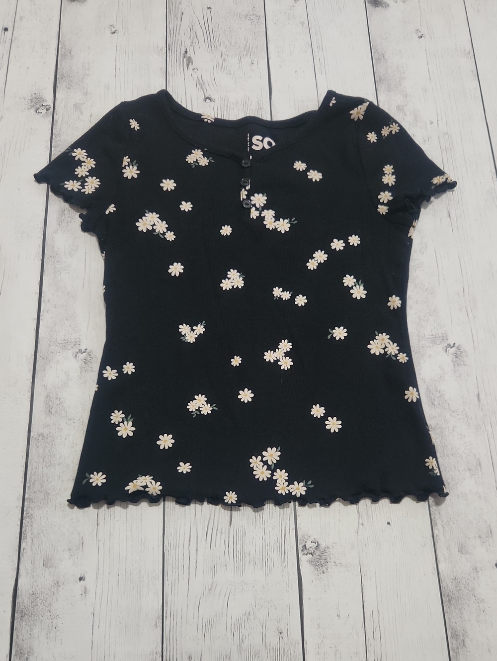 SO Girls 10/12 Short Sleeve Top With Daisy Print.
